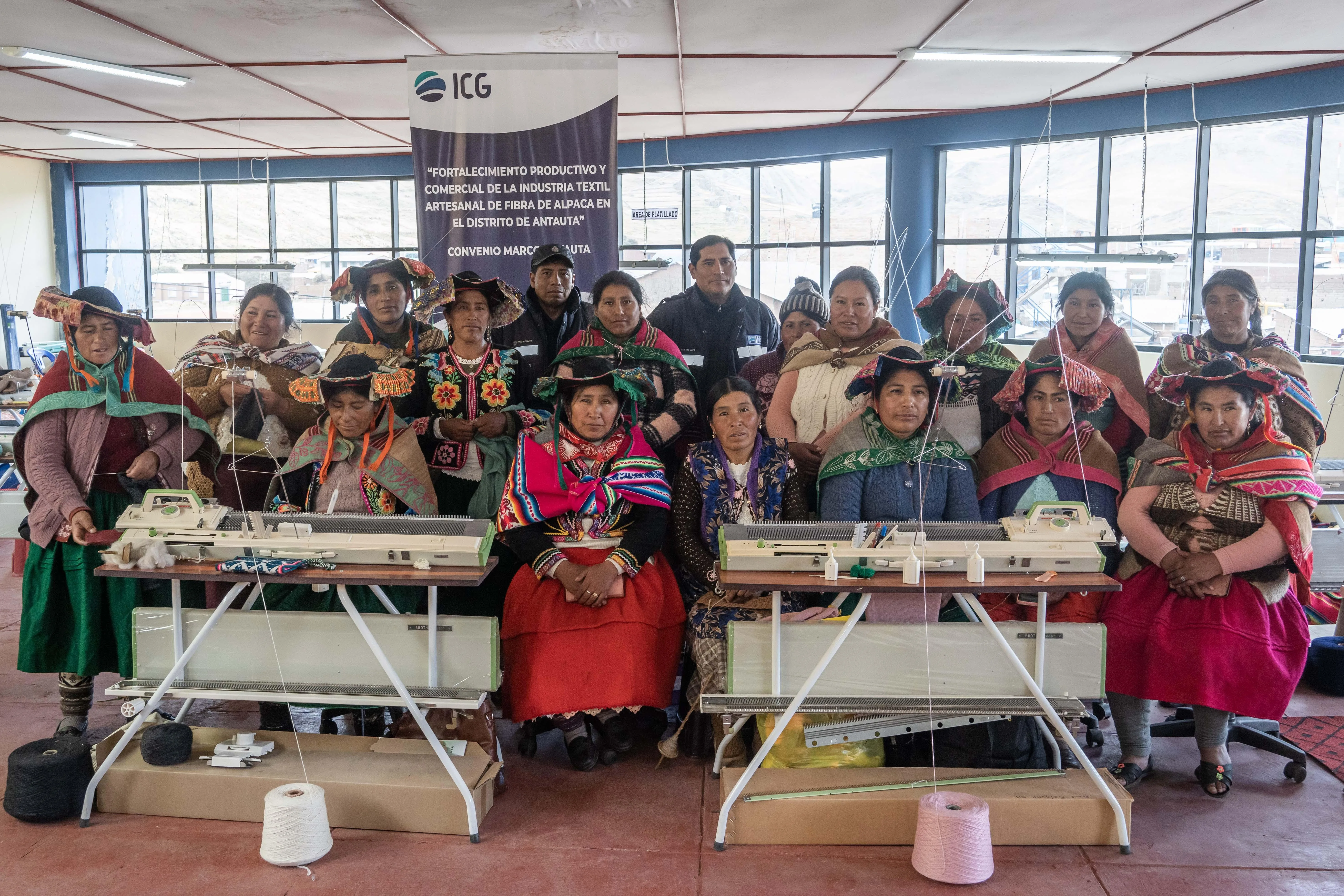 Complete group of artisans with Alpaca Link team in the communities of Puno